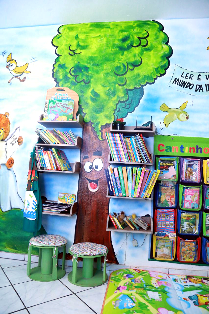 Crianças brincando no Cantinho do Saber em Cambé PR
