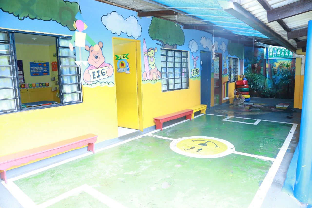 Crianças em atividades lúdicas no Cantinho do Saber em Cambé PR