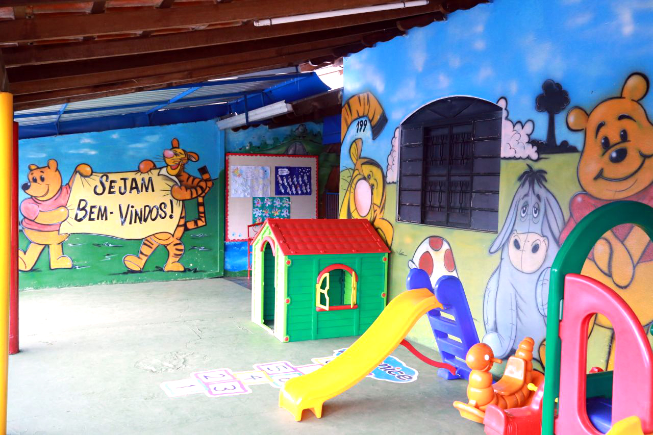 Crianças brincando no Cantinho do Saber em Cambé PR
