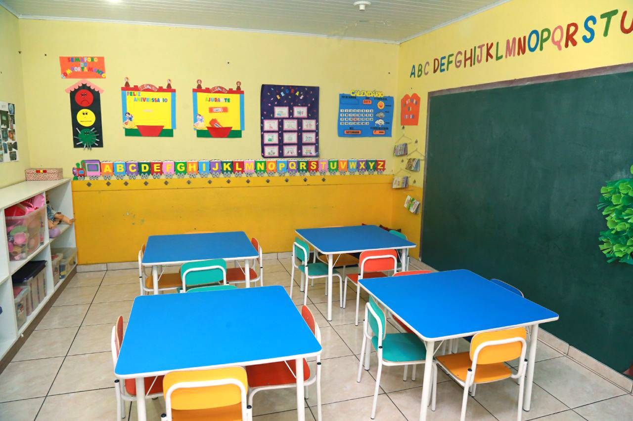 Crianças em atividades lúdicas no Cantinho do Saber em Cambé PR