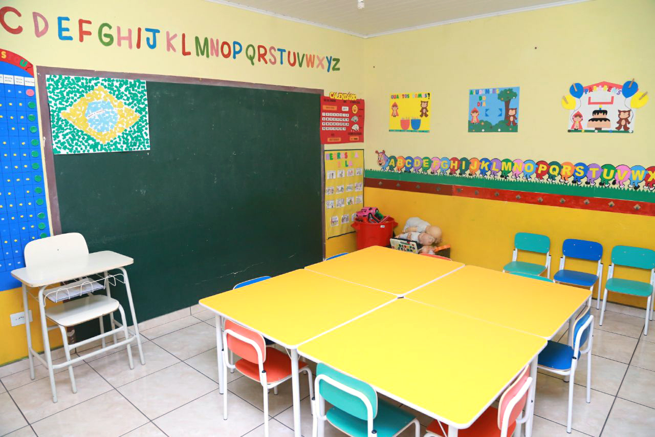 Crianças em atividades lúdicas no Cantinho do Saber em Cambé PR